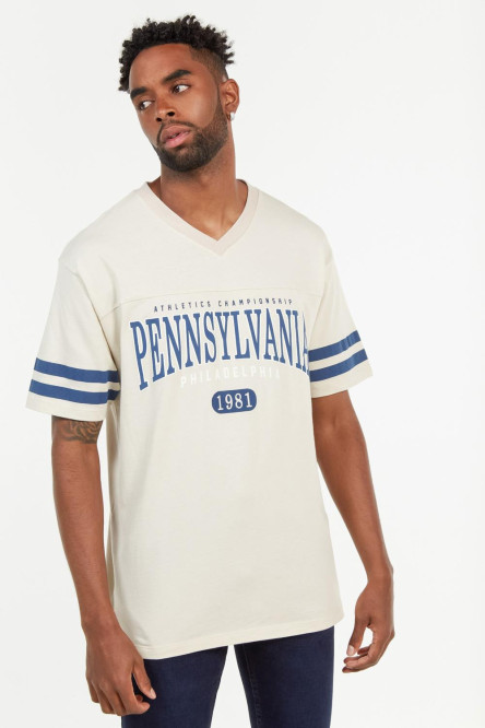 Camiseta unicolor con cuello en V y diseños deportivos en contraste