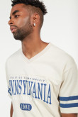 Camiseta unicolor con cuello en V y diseños deportivos college