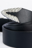 Cinturón negro con hebilla, puntera y trabilla metálicas con texturas