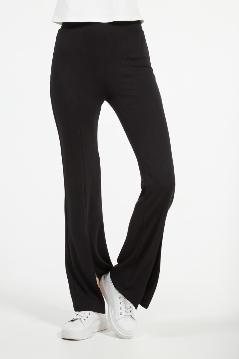 Pantalón bota ancha negro con aberturas y tiro súper alto