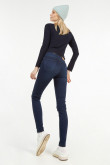 Jean push up tiro alto azul intenso con doble botón en la pretina