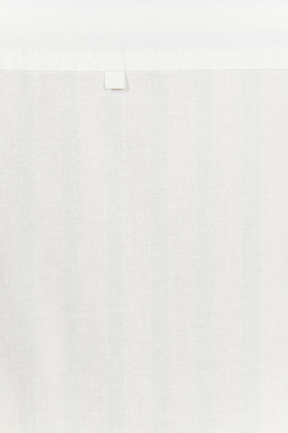 Camisa unicolor a rayas con cuello button down y manga larga