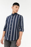 Camisa unicolor a rayas con cuello button down y manga larga