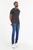 Camiseta polo negra con diseños de puntos blancos estampados
