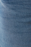 Jean jegging azul claro con desgastes de color y costuras en contraste