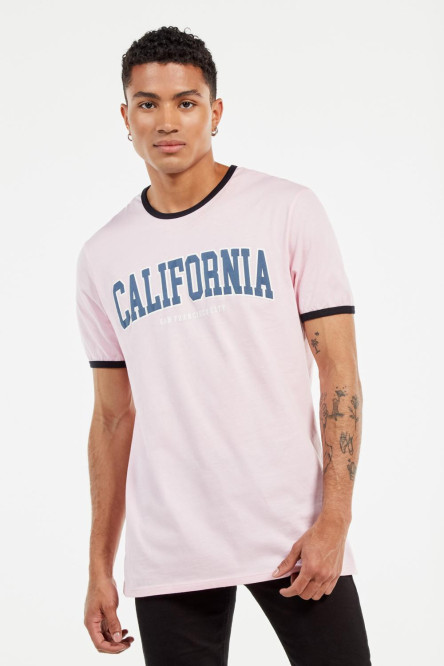 Camiseta rosada clara con contrastes, estampado college y manga corta