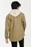 Sobre Camisa con cuello sport en tonos solidos, con tela pesada que reemplaza perfecto una chaqueta