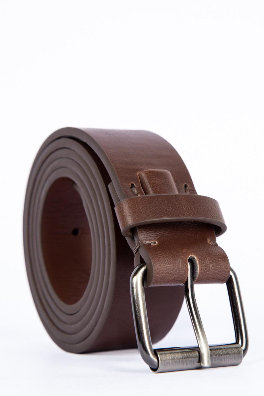 Cinturón sintético café oscuro con hebilla plateada cuadrada