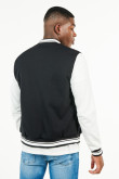 Chaqueta bomber negra combinada con bordados decorativos