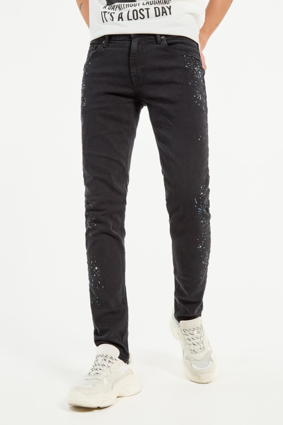 Jean negro tipo skinny con diseños de manchas estampadas y tiro bajo
