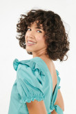 Blusa azul verde con cuello redondo y espalda descubierta