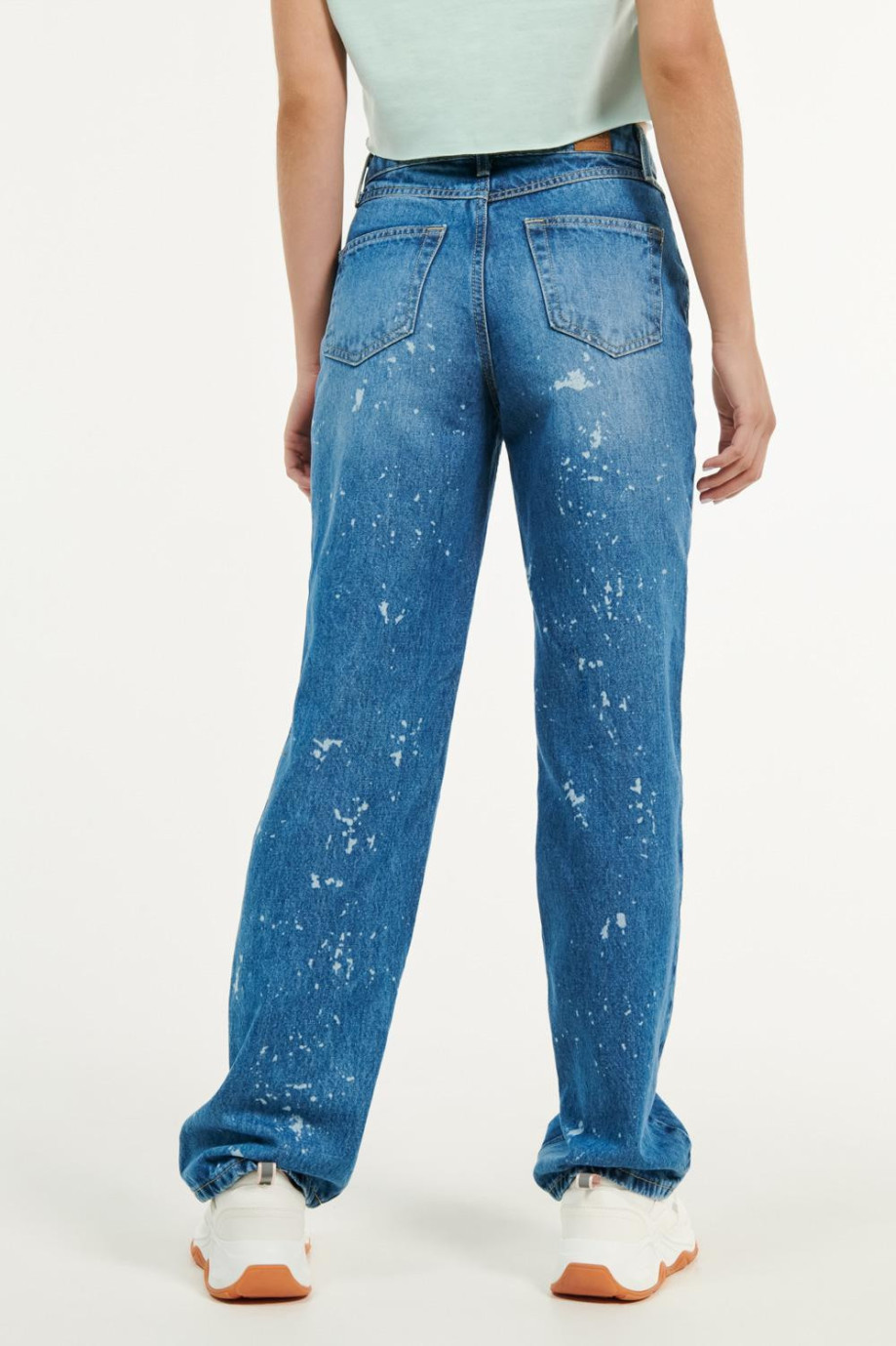 Jean ancho 90´S azul medio con diseños en láser y tiro alto