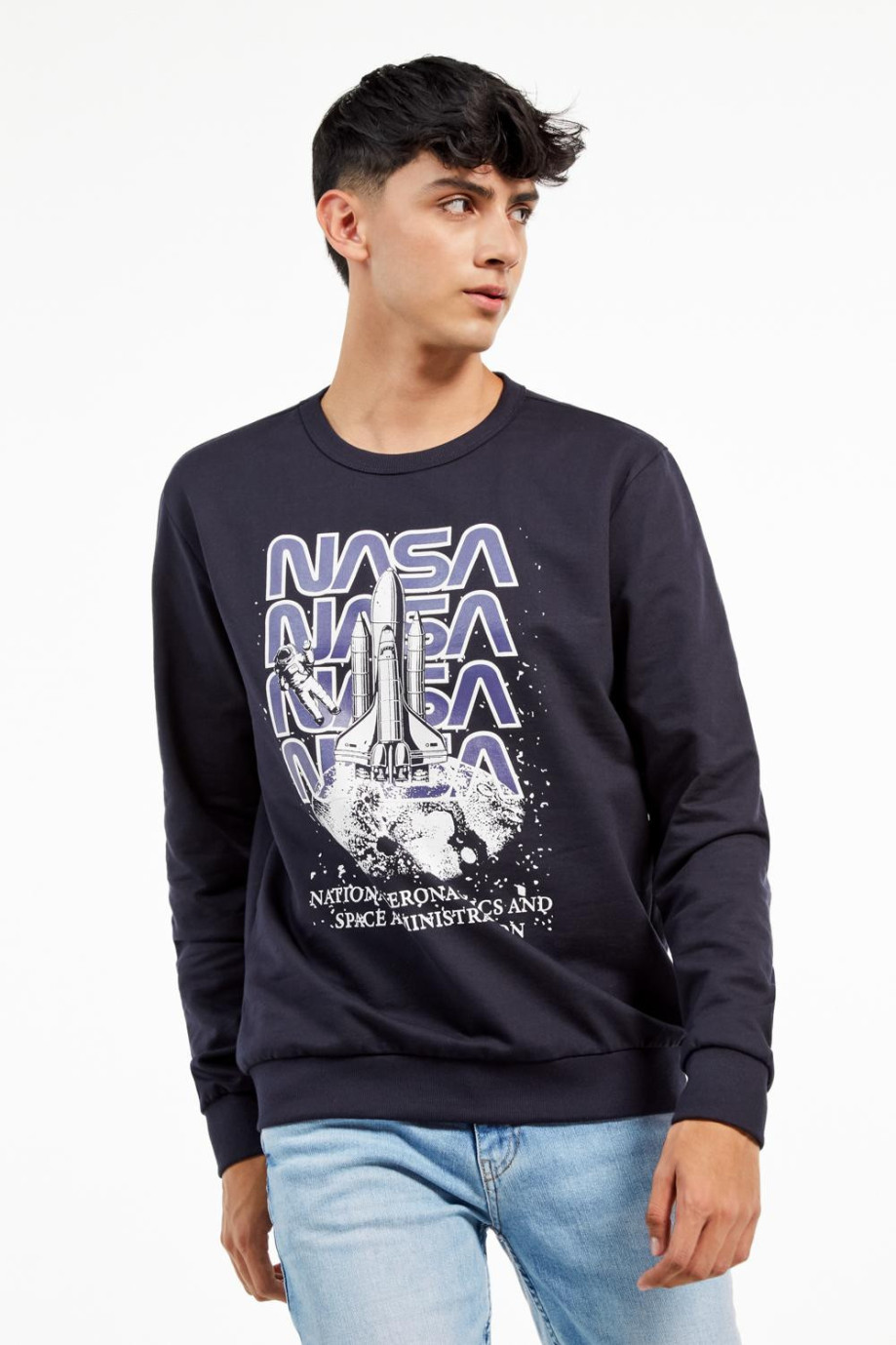 Buzo azul intenso cuello redondo con diseño de NASA en frente