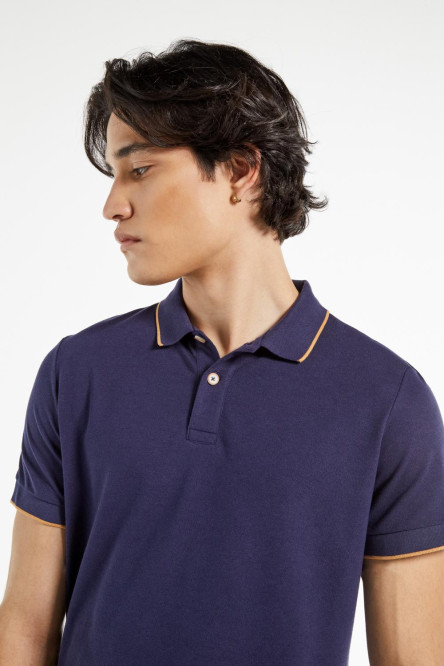 Camiseta polo unicolor con cuello y puños tejidos con rayas