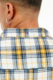 Camisa cuello button down unicolor con estampado de cuadros