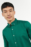 Camisa unicolor manga larga con diseños mini print y cuello button down
