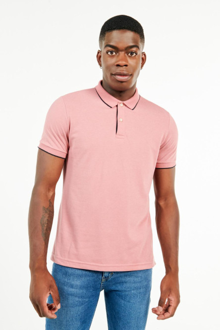 Camiseta polo rosada media con rayas en puños y cuello