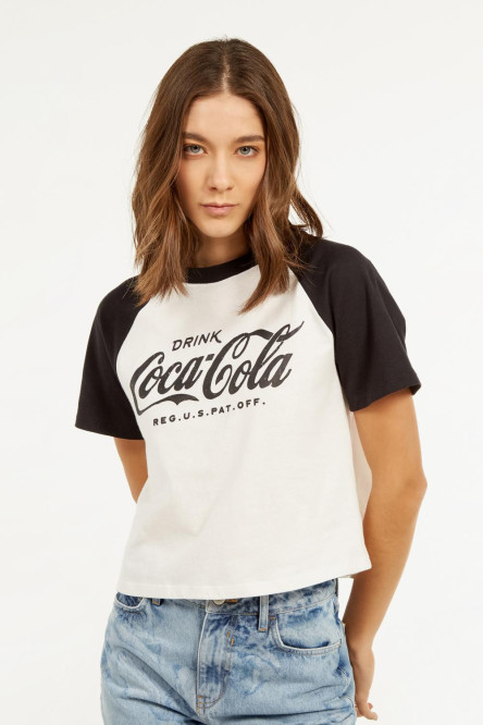 Camiseta manga ranglan con estampado en frente de Coca-Cola