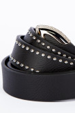 Cinturón negro con puntos decorativos y hebilla y puntera metálicas