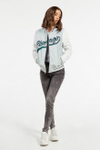 Chaqueta bomber unicolor con mangas en contraste y bordado college