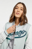 Chaqueta bomber unicolor con mangas en contraste y bordado college