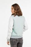 Chaqueta bomber unicolor con mangas en contraste y bordado college