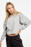 Buzo gris claro crop top con hombros caídos y cuello redondo