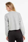 Buzo gris claro crop top con hombros caídos y cuello redondo