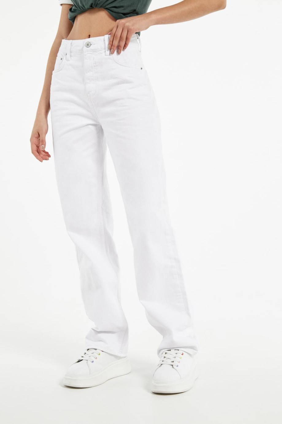 Jean blanco 90´S con tiro alto y diseño de bota recta