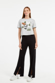 Camiseta verde clara crop top con diseño de Escandalosos y cuello redondo