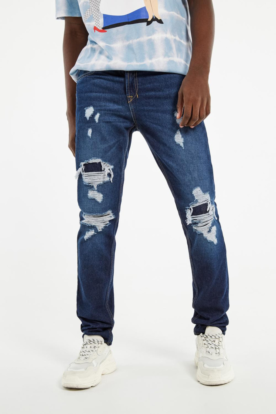 Jean skinny azul intenso tiro bajo con parches y rotos delanteros