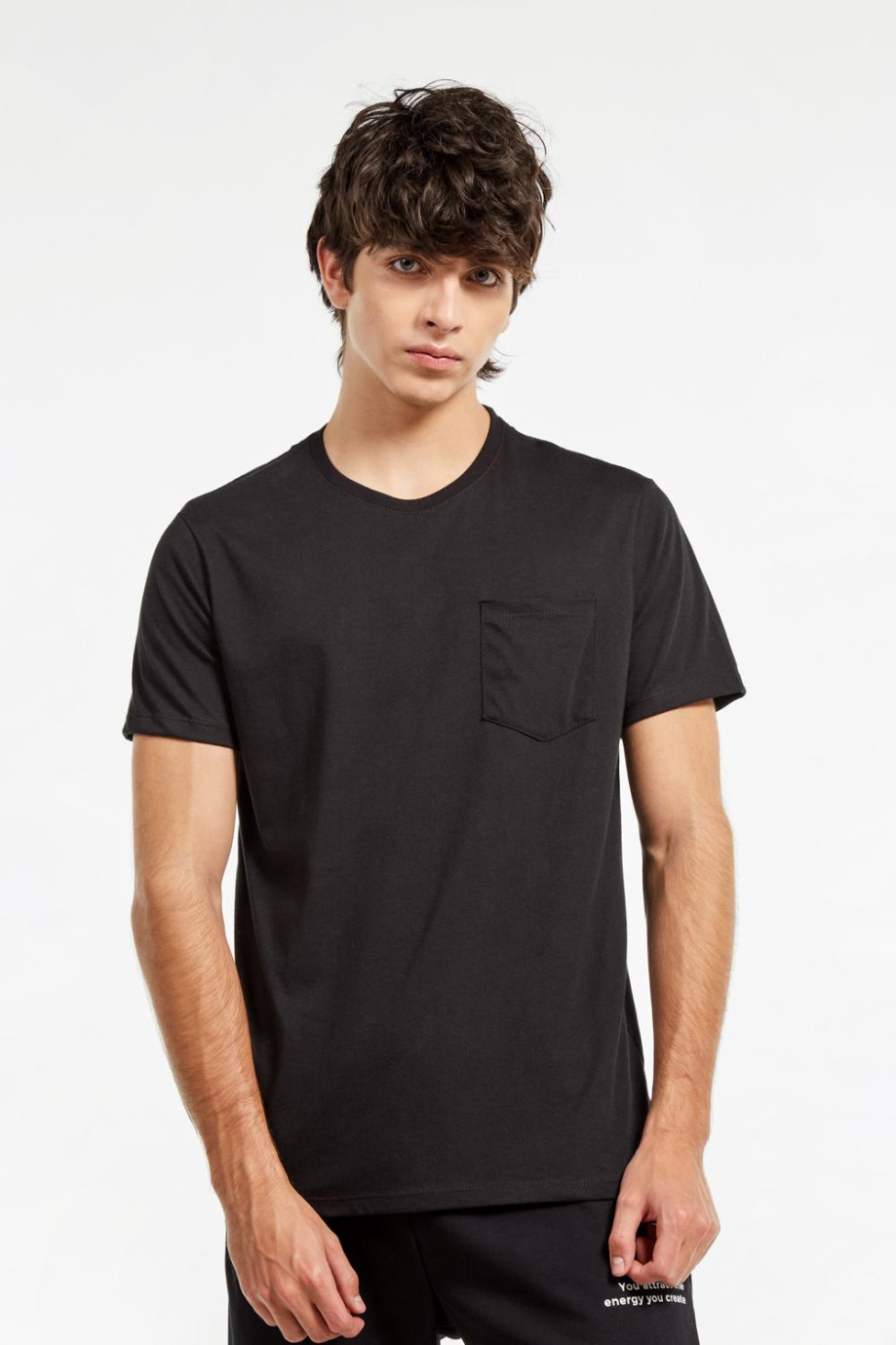 Camiseta negra con bolsillo en el pecho y cuello redondo