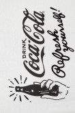 Camiseta crema clara manga corta con diseño negro de Coca-Cola
