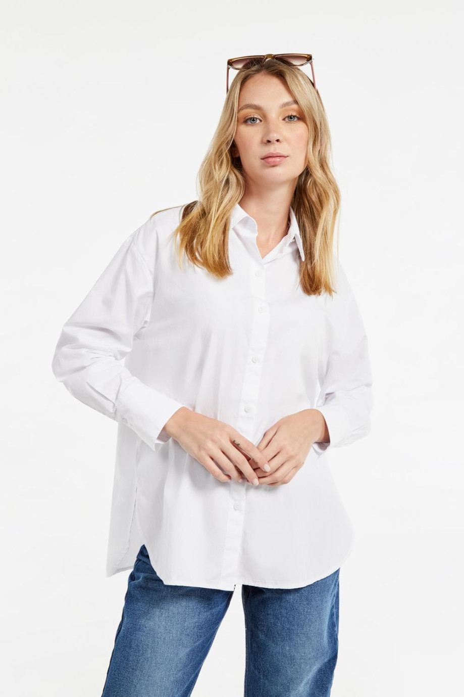 Blusa blanca con cuello camisero, botones y manga larga