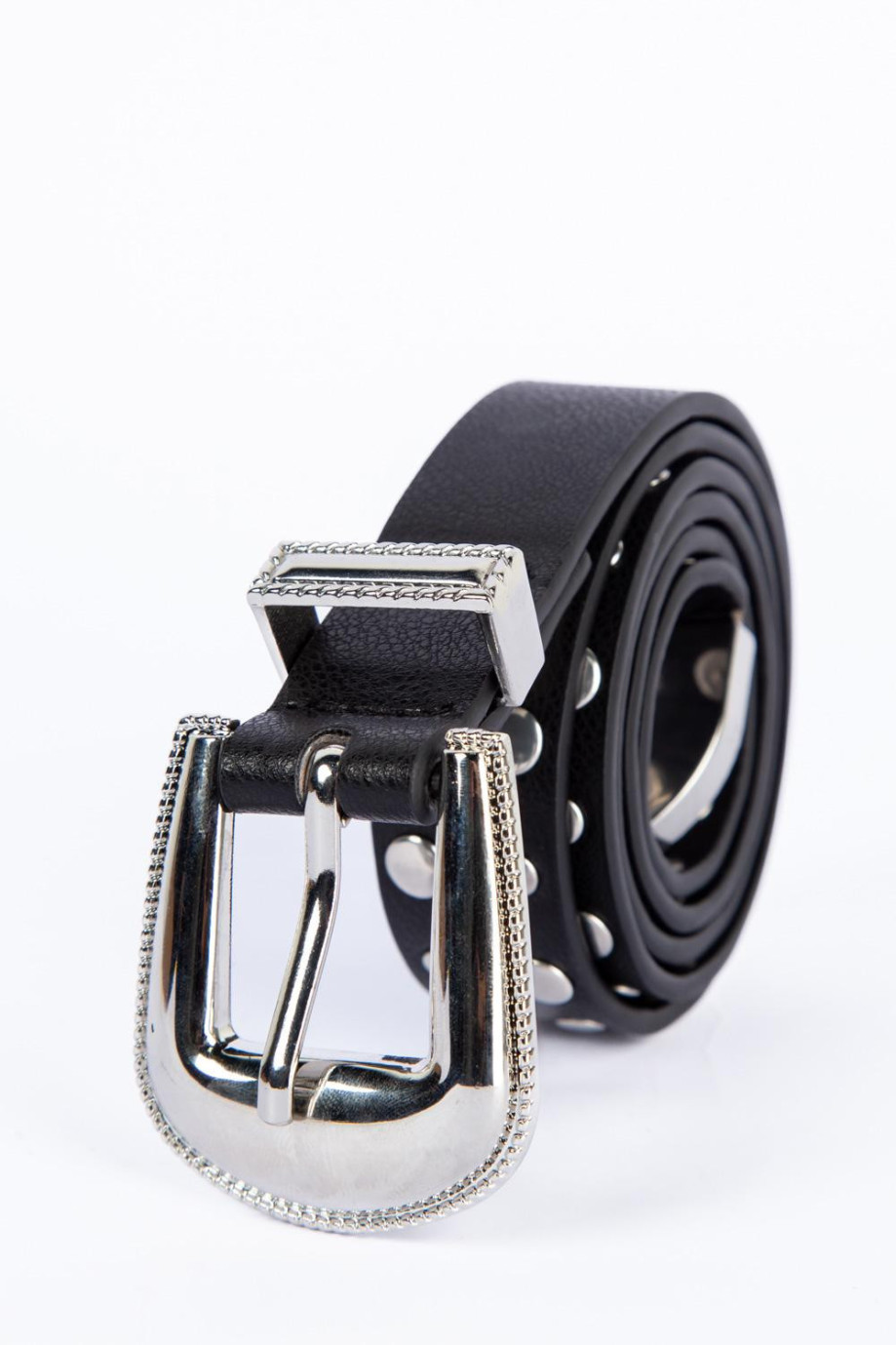 Cinturón negro con hebilla plateada y taches metálicos decorativos