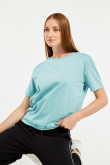 Camiseta cuello redondo verde clara con hombro caído y manga corta