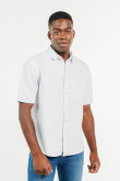 Camisa manga corta unicolor con cuello sport y bolsillo en frente