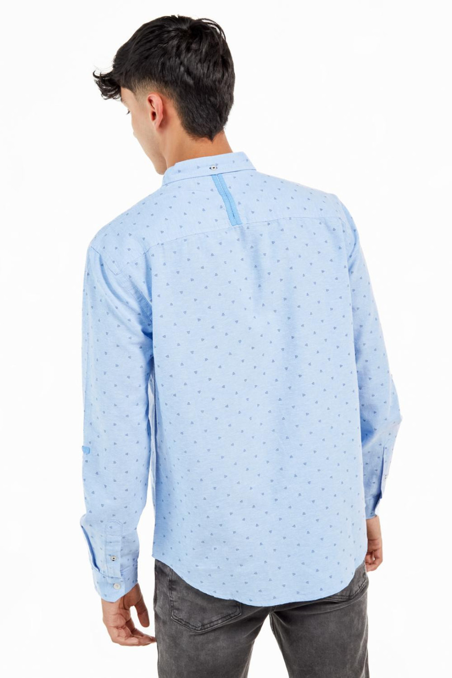 Camisa cuello button down unicolor con diseños en mini print