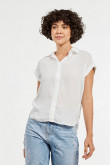 Blusa manga corta crema clara con cuello camisero y doblez en puños