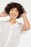 Blusa manga corta crema clara con cuello camisero y doblez en puños