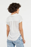 Blusa manga corta crema clara con cuello camisero y doblez en puños