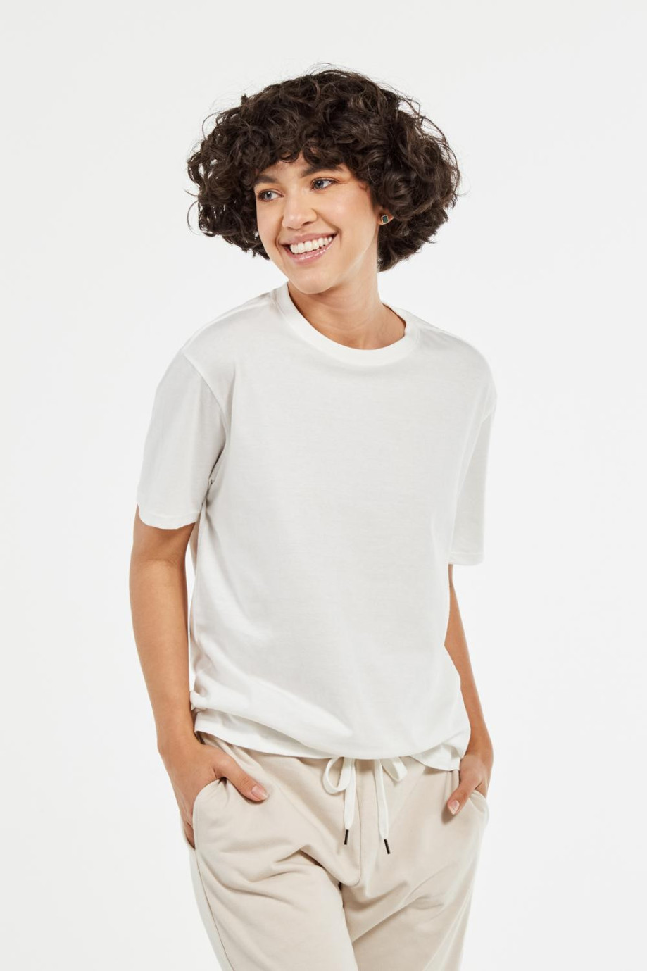 Camiseta unicolor con cuello redondo y mangas cortas