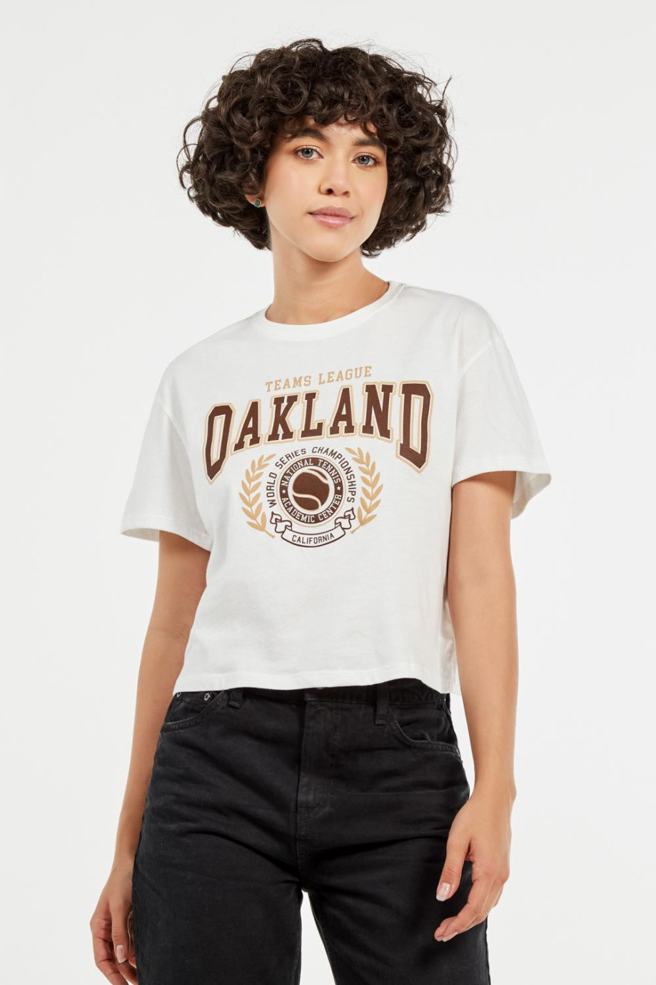 Camiseta crema clara crop top con estampado college de Oakland en frente