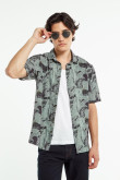 Camisa manga corta verde oscura con diseños negros y cuello sport collar
