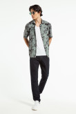 Camisa manga corta verde oscura con diseños negros y cuello sport collar
