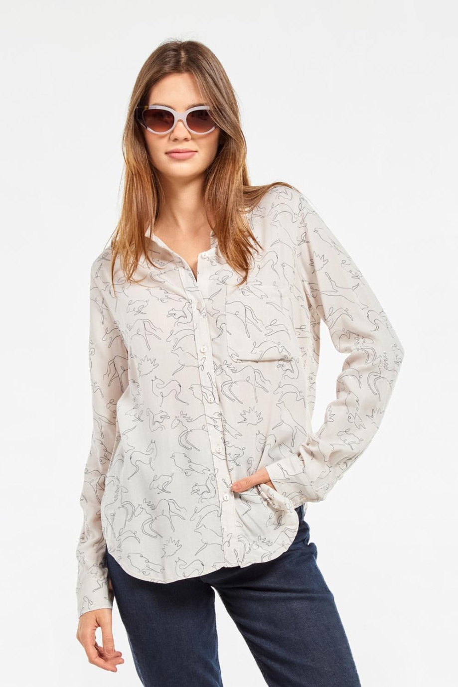 Blusa manga larga unicolor con diseños estampados y cuello camisero