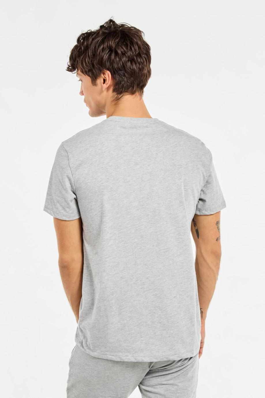 Camiseta gris clara con manga corta y bolsillo en el pecho