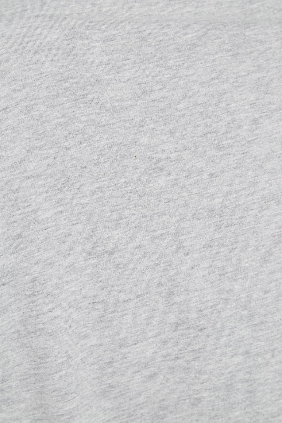 Camiseta gris clara con manga corta y bolsillo en el pecho