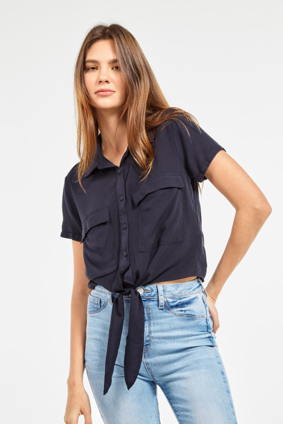Blusa manga corta azul intensa con anudado en frente y cuello camisero