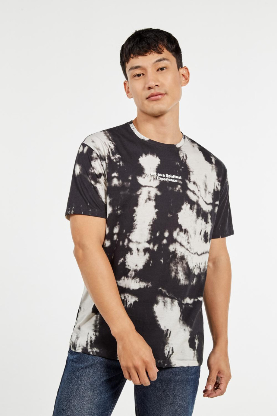 Camiseta negra con efecto tie dye con manga corta y texto estampado